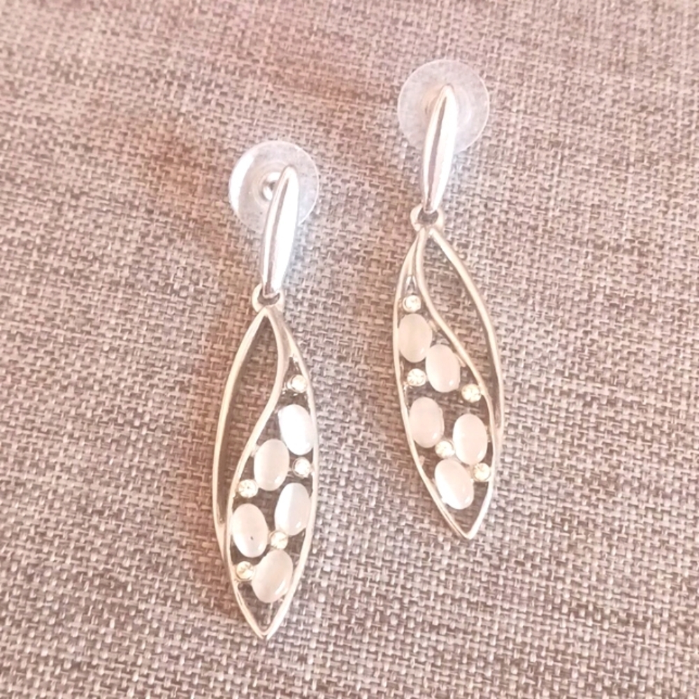 Abstract Modern Silvertone White Cat's Eye Earrings - Pre-loved (2")